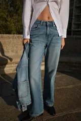 Pantalón de jean gris de corte recto, tiro alto y largo hasta el tobillo.