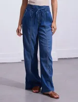 Pantalón ancho de lyocell color azul, con pretina ancha smock con lazo de ajuste y bolsillos verticales.
