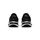 Championes Nike Journey Run negros con logo blanco, capellada de malla engineered para sujeción y transpirabilidad. Cuentan con acolchado extra en el talón y puntos suaves en lengüeta y cuello para comodidad prolongada gracias a la amortiguación ComfiRide. Suela de goma para agarre seguro. Fabricados con al menos 20% de material reciclado.