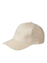 Gorro color crema con parche cuadrado con logo en el frente y hebilla metálica ajustable en la parte trasera.