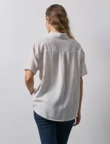Blusa estampada con cuello con solapa y escote en V. Delantera cruzada con abertura simulada. Largo de espalda mayor a largo delantero.