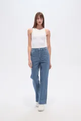 Pantalón de jean azul con rayas verticales, corte recto y tiro alto.