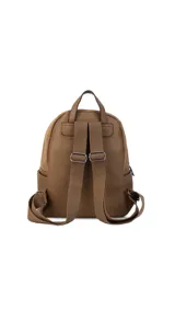 Mochila color tostado combinada con nobuck, bolsillo amplio adelante con broche y cierre, bolsillos en los costados, asas regulables y bolsillos internos cómodos.