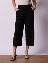 Pantalón capri plisado color verde con pretina ancha elastizada y bolsillos delanteros. Marca Dictionary.