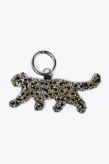 Llavero con forma de leopardo elaborado en abalorios con combinaciones de color negro, dorado y plateado.