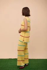 Top azul marino de tejido de punto acanalado, sin mangas y con cuello redondo con detalle de collar de cuentas.