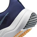 Championes Nike Downshifter 12 para hombre, color negro con detalles en rojo y suela blanca.