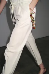 Pantalón jogger wide leg color crudo, confeccionado en hilatura con lino. Tiro medio, cintura elástica ajustable con cordones, bolsillos laterales ocultos en costura y pierna ancha.