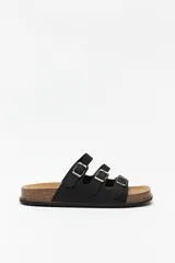 Sandalias negras con base de corcho y triple tira ajustable de gamuza con hebillas metálicas.