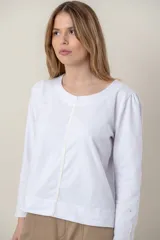 Remera azul marino de mangas largas con detalle de ribete plateado en el centro y en los puños.
