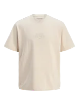 Camiseta color beige de manga corta y cuello redondo, con calce holgado y estampado tonal con la leyenda "Global Core Dept.".
