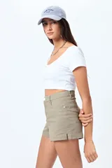 Short de jean color beige, con calce medio, bolsillos funcionales y tajos pequeños en el ruedo.