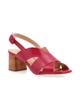 Sandalia color crema de cuero, con tiras cruzadas en el empeine, hebilla de ajuste y taco cuadrado forrado en madera.