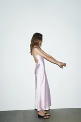 Vestido midi lila de satén con tirantes finos ajustables y escote en pico. Cierre trasero con cremallera oculta.