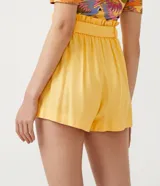 Short clochard color verde claro, de lino, con cintura alta y lazo para ajustar.