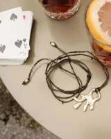 Collar con dije de bronce macizo con forma orgánica o de coral, suspendido de un hilo de seda natural color naranja.