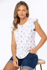 Remera color beige con estampado floral, cuello redondo y mangas cortas con volados.