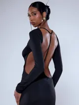 Vestido largo negro con espalda descubierta y mangas largas.