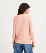 Sweater de punto color amarillo mostaza, con textura ondulada horizontal, cuello redondo y mangas largas.