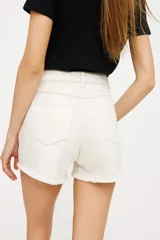 Short blanco de jean de tiro alto con ruedo desflecado.