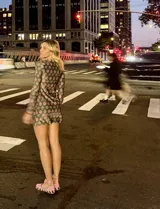 Vestido corto ajustado de manga larga con estampado de conchas marinas en tonos rosa y verde.