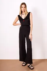 Pantalón palazzo negro de tiro alto.