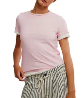 Remera rosa de manga corta con cuello redondo y corte clásico.