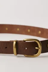 Cinturón marrón de cuero con tachas doradas y hebilla metálica dorada.