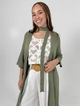 Kimono largo color beige, confeccionado en hilo italiano. Incluye lazo para usar como choker o cinturón.