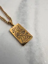 Collar dorado con cadena de eslabones y dije rectangular con el signo zodiacal de Piscis grabado.
