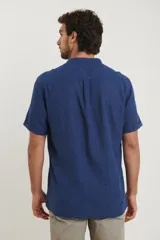 Camisa de manga corta color amarillo, con cuello mao y botones de coco.