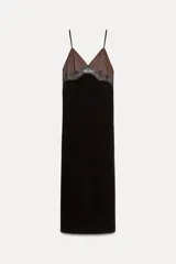Vestido midi de terciopelo negro con escote pico y tirantes finos ajustables. Detalle de encaje en contraste en el escote.