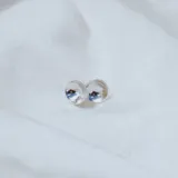 Aros tipo botón de plata 925, con forma cóncava que refleja la luz.