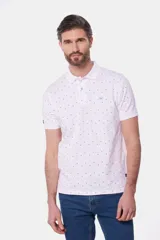 Remera tipo polo blanca estampada con mini print en todo el cuerpo, con botones personalizados y logo en el pecho.