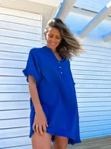 Túnica azul de lino rústico con cuello mao, mangas cortas y ruedo con flecos.