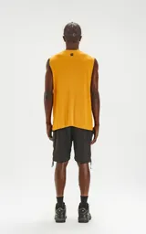 Musculosa mostaza de corte recto y cuello redondo.