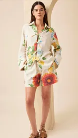 Short tipo bermuda de lino color crudo con estampado de limones, flores y girasoles. Tiene cintura elastizada con lazo ajustable y bolsillos laterales.