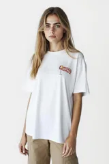 Remera blanca de algodón con cuello redondo y estampado de un vaso de Aperol Spritz.