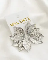 Par de aros plateados con forma de hojas texturizadas.