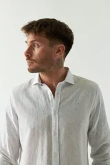 Camisa celeste con microestampado, de lino y algodón, corte regular y logo bordado en el pecho.