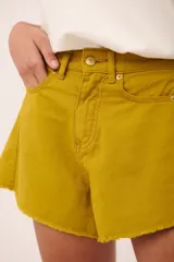 Short de jean de tiro alto, color negro lavado, con corte ancho y dobladillo deshilachado.