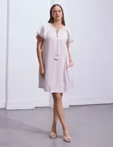 Vestido corto de lino a rayas verticales color rosa y blanco, con cuello redondo fruncido, escote en V con lazo de ajuste y mangas cortas con puntilla de crochet.