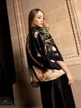 Kimono negro de razo con estampado de tigres y flores.