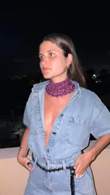 Gargantilla tejida a mano en crochet con seda viscosa color fucsia y negro.