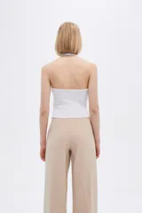 Top blanco de bretel ancho con escote halter y lazos en el frente.