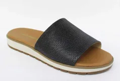 Sandalia blanca con capellada de cuero y suela de plataforma color caramelo.