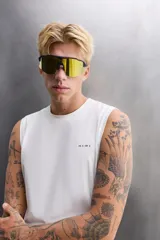 Musculosa deportiva blanca de tejido ligero y elástico con zonas perforadas para mayor transpirabilidad.