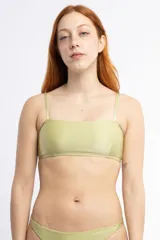 Top color verde oliva de escote recto con breteles elásticos y doble tira en la espalda.