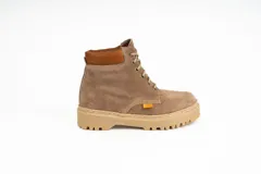 Bota acordonada de cuero color arena con suela track color beige.