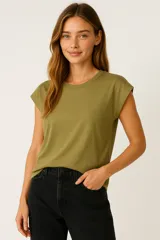 Remera blanca de algodón, manga corta, corte holgado y cuello redondo.